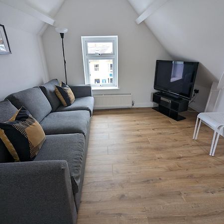 Top Floor Apartment Ландъндо Екстериор снимка