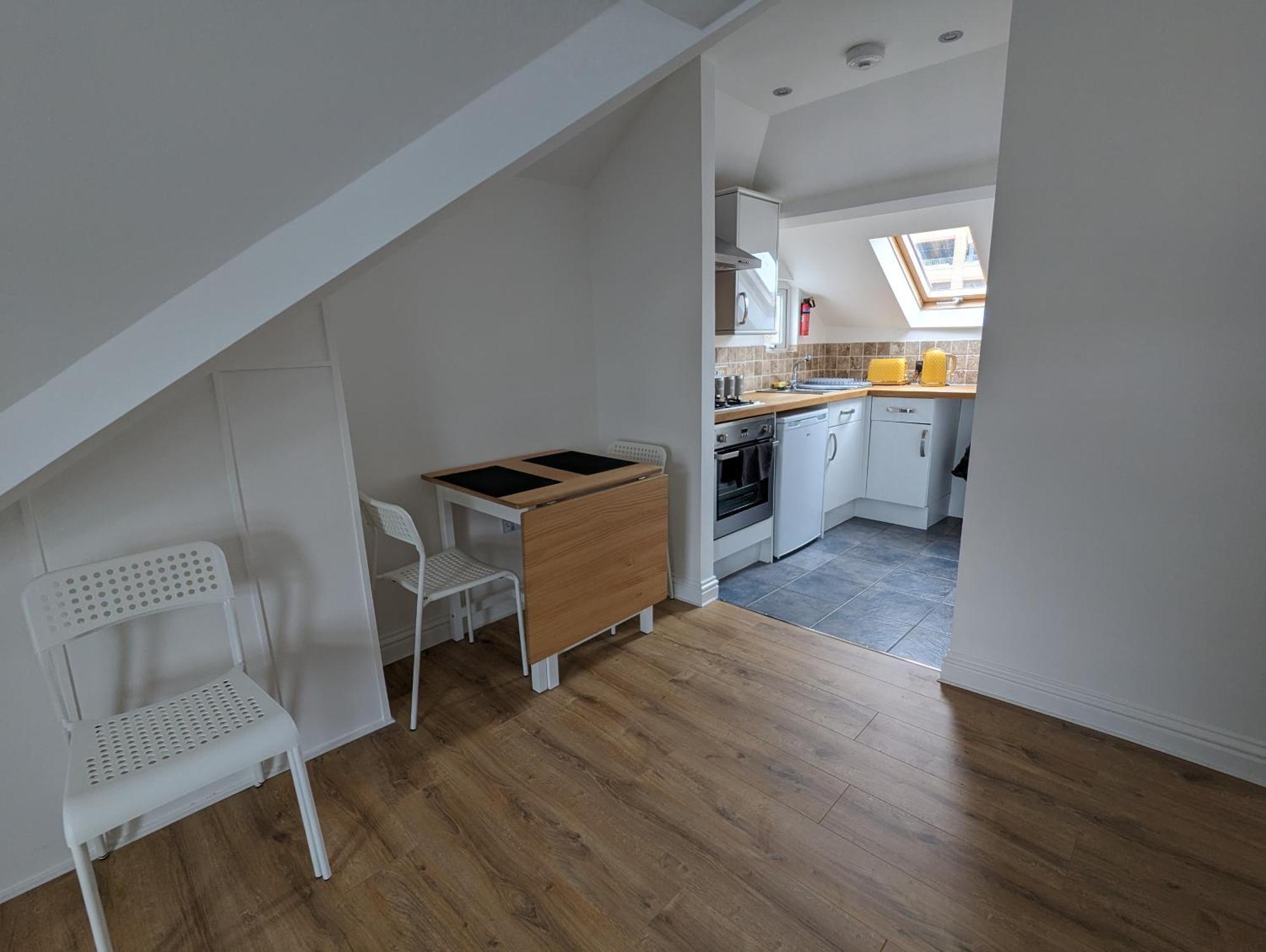 Top Floor Apartment Ландъндо Екстериор снимка